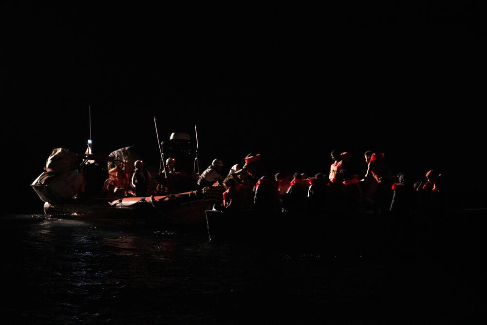 Une équipe du bateau MSF sauve une partie d'un groupe de 196 survivants.