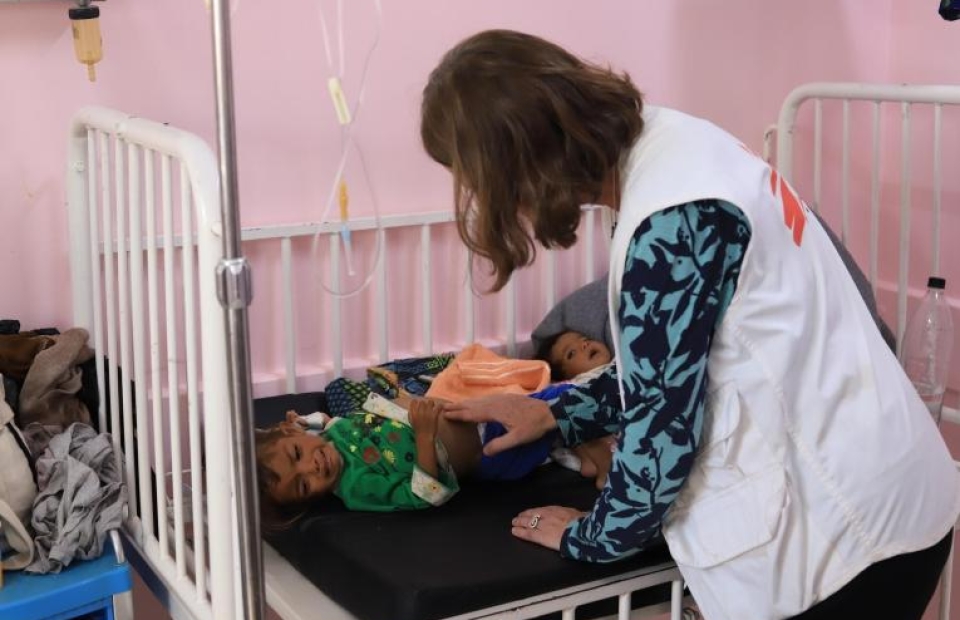 Une membre du personnel de MSF s'occupe d'un enfant 