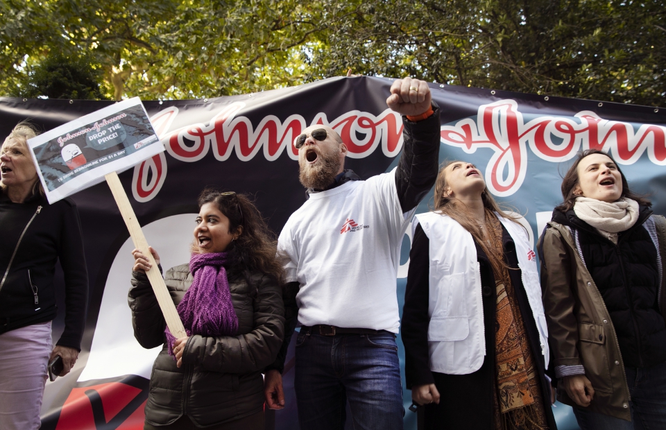 Manifestation devant le siège de Johnson & Johnson ce 10 octobre à Bruxelles © Albert Masias/MSF.