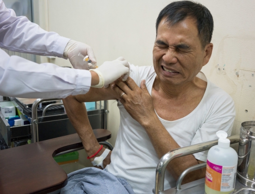 Din, 50 ans, reçoit une piqûre à la clinique MSF dédiée à l'hépatite C de Phnom Penh © Todd Brown