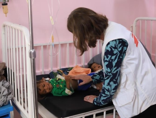 Une membre du personnel de MSF s'occupe d'un enfant 