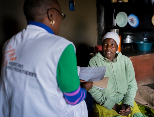 Tendai, collaboratrice MSF et Florence, patiente © Mélanie Wenger. Gutu/Zimbabwe, 2016.