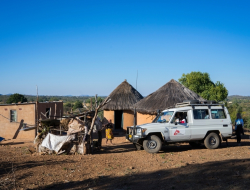 Une équipe MSF rend visite en voiture à une patiente dans la région de Gutu © Mélanie Wenger. Gutu/Zimbabwe, 2016.