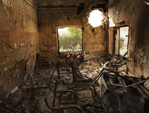 De ruïnes van het ziekenhuis na het bombardement van 3 oktober 2015. © Victor J. Blue. Afghanistan, 2015.