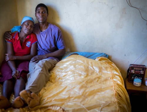 Ngonidzashe et son mari dans leur maison de Gutu © Mélanie Wenger. Gutu/Zimbabwe, 2016.