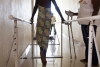 Een vrouw volgt traumatherapie in het ziekenhuis van Bujumbura. ©Albert Masias/AZG