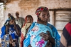 Des mères et grands-mères font la queue pour faire vacciner leurs bébés pendant la campagne d’immunisation de MSF à Maloum. © Colin Delfosse/Out of Focus, mars 2017